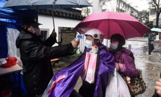 “战时纪律”下：一位街道干部的三次哭泣，一位学者的平心而论